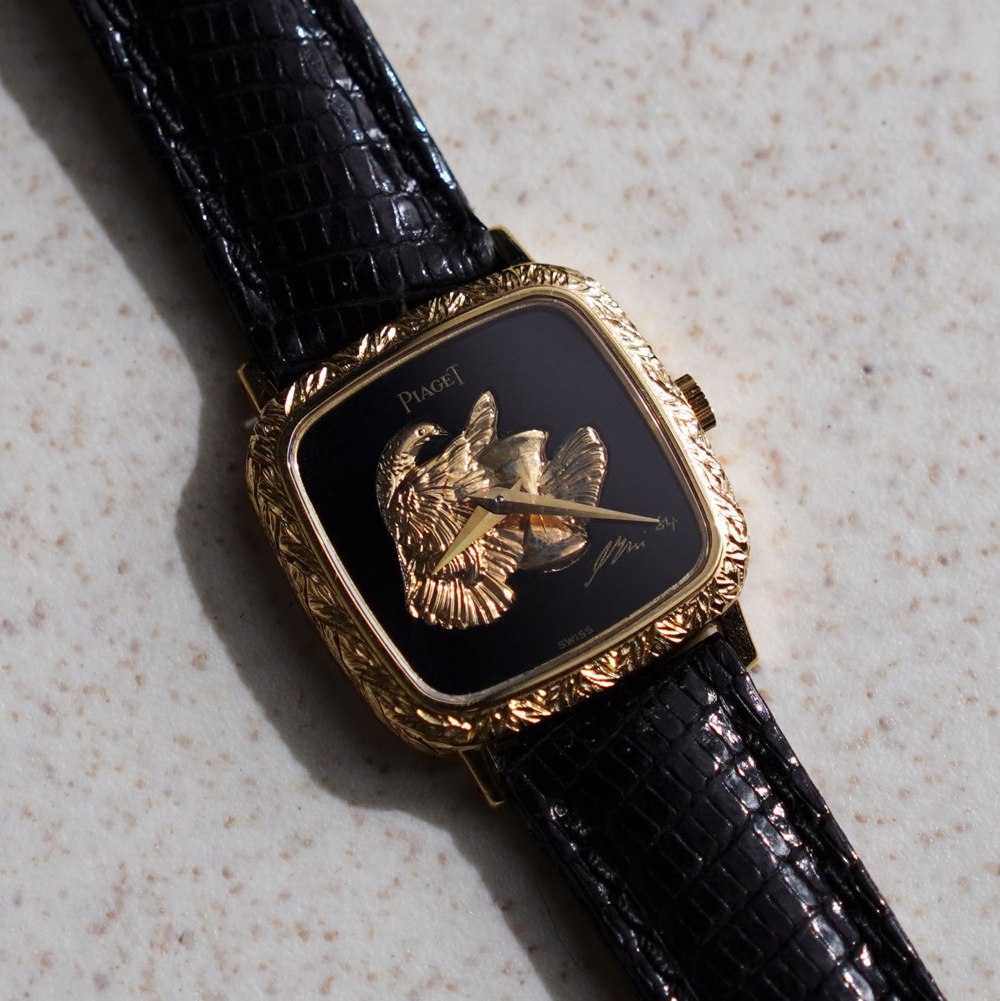 Piaget Ref. 9902, Onyx dial with dove and hourglass motif, Yellow Gold