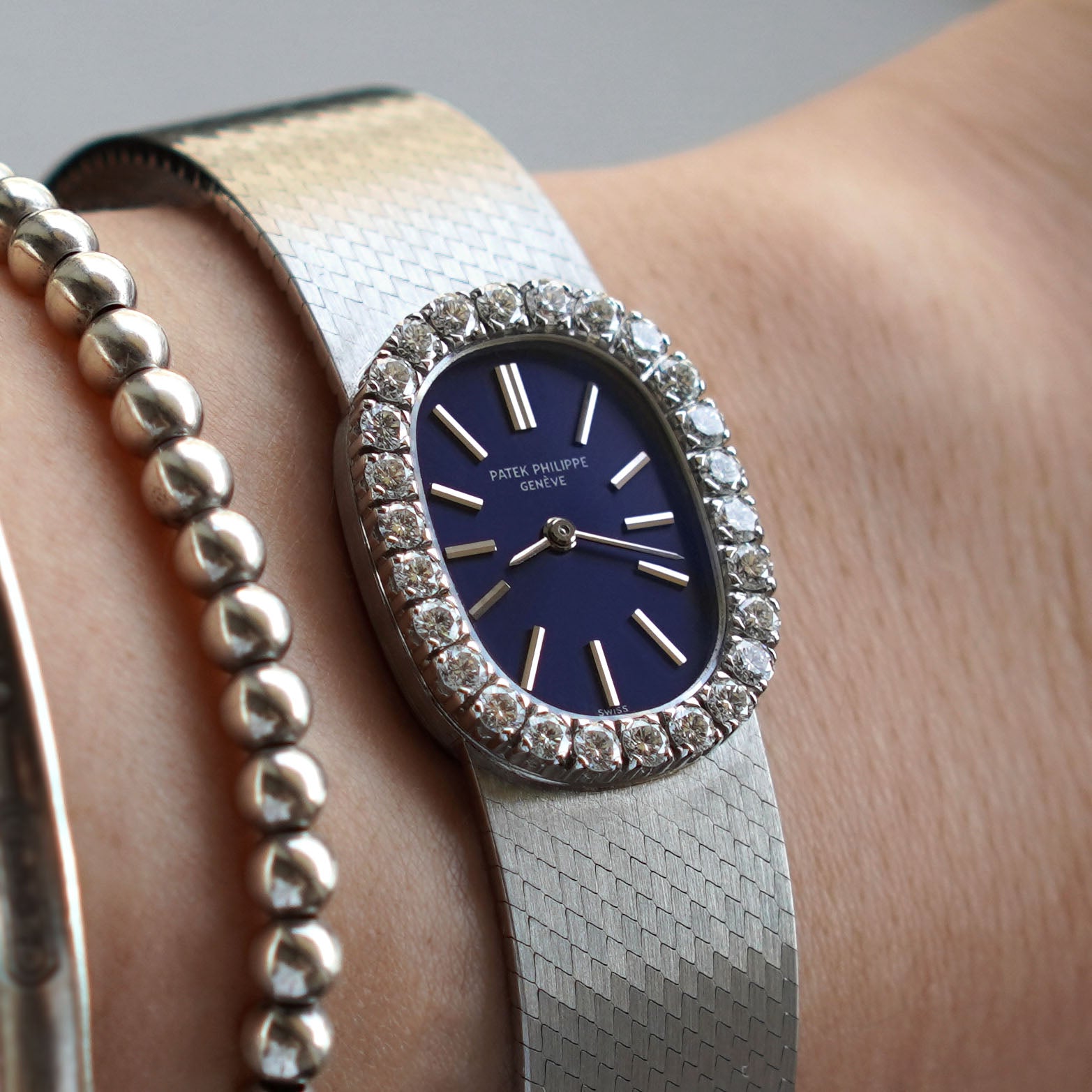 Patek Philippe Ladies Ellipse, Diamond bezel, New-old-stock, Ref. 3377/1, White Gold