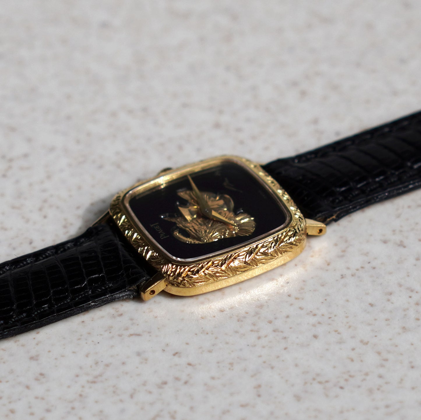 Piaget Ref. 9902, Onyx dial with dove and hourglass motif, Yellow Gold