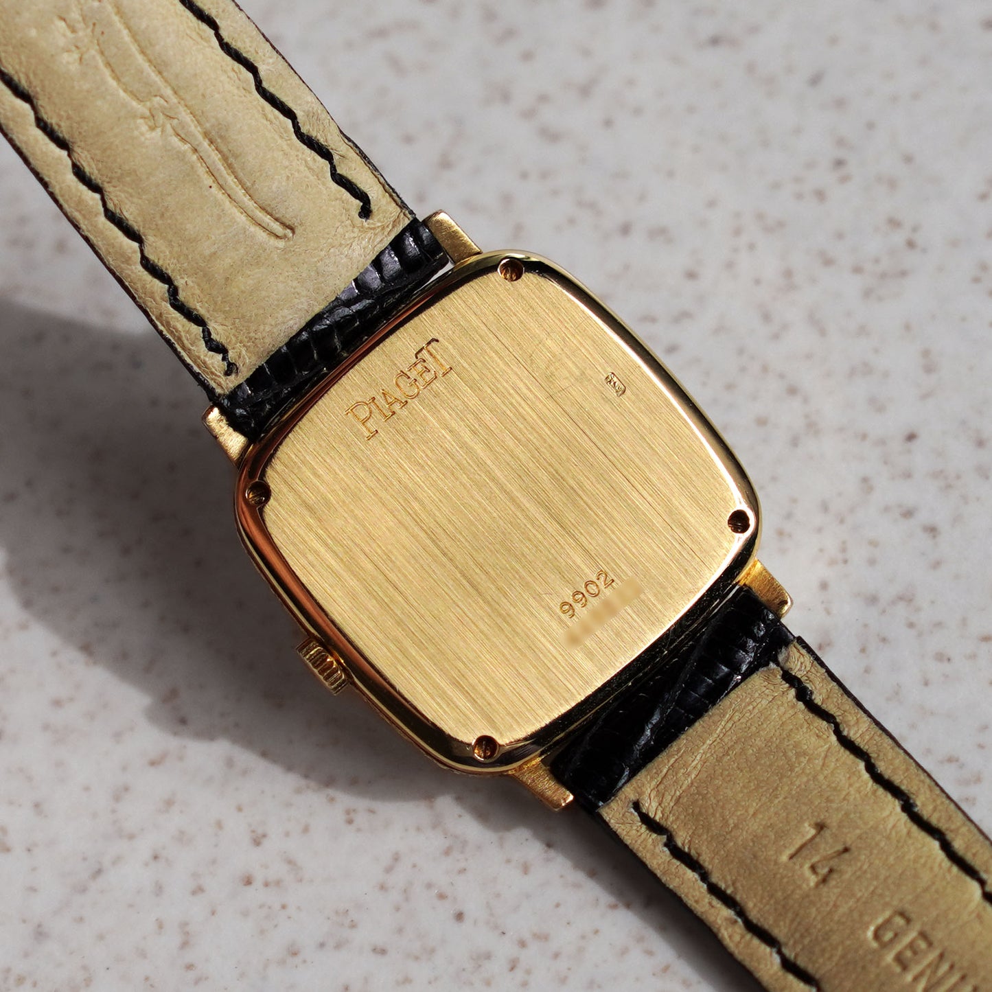 Piaget Ref. 9902, Onyx dial with dove and hourglass motif, Yellow Gold