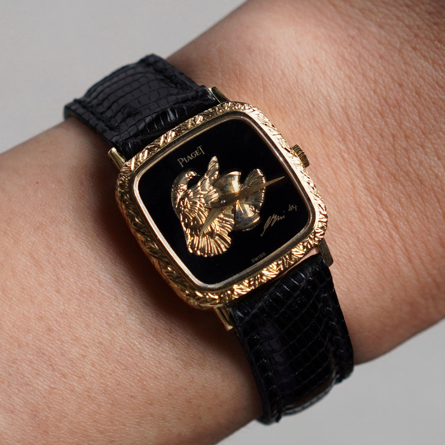 Piaget Ref. 9902, Onyx dial with dove and hourglass motif, Yellow Gold